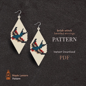 Op de afbeelding: Een paar kralen oorbellen met een vogelontwerp. De oorbellen zijn crèmekleurig met een blauw, rood en zwart vogelmotief. De tekst "brick stitch beaded earrings PATTERN" en "Instant Download PDF" is inbegrepen.