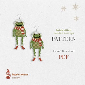 Może przedstawiać: Dwa kolczyki z koralików w kształcie żab z białymi nausznikami i czerwono-białymi paskami. Kolczyki są zielone i mają czerwone buty. Tekst na zdjęciu brzmi "brick stitch beaded earrings PATTERN" i "Instant Download PDF".