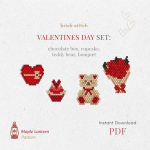 Op de afbeelding: Een Valentijnsdagset met een chocolade doos, cupcake, teddybeer en boeket, allemaal in een baksteensteekontwerp. De tekst "VALENTINES DAY SET" staat boven de afbeeldingen. De woorden "brick stitch", "Maple Lantern Pattern" en "Instant Download PDF" zijn ook zichtbaar.