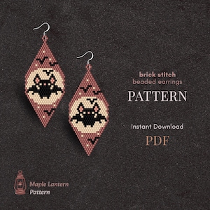 Peut inclure: Boucles d'oreilles en perles en forme de losange mauve avec un motif de chauve-souris. Les boucles d'oreilles présentent un cercle crème au centre, avec une chauve-souris noire. Le motif comprend de petits oiseaux noirs et le texte "brick stitch beaded earrings PATTERN".