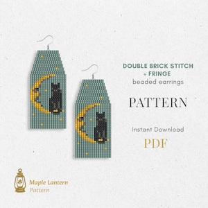 Può includere: Un modello digitale per orecchini di perline con punto mattoncino doppio e frange, raffigurante un gatto nero su una luna crescente gialla su sfondo verde salvia. Il testo recita DOUBLE BRICK STITCH + FRINGE beaded earrings PATTERN PDF.