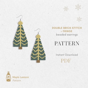 Puede incluir: Dos pendientes de árbol de Navidad con cuentas y ganchos plateados. Los pendientes son verdes y dorados, con un tronco marrón. La imagen incluye el texto "DOUBLE BRICK STITCH + FRINGE beaded earrings PATTERN Instant Download PDF".
