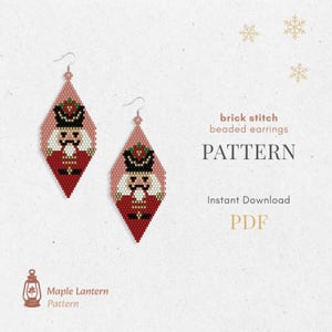Puede incluir: Dos pendientes de cuentas en forma de diamante, con un diseño de cascanueces. Los pendientes son rojos, negros, blancos y beige. El texto "brick stitch beaded earrings" y "PATTERN" es visible. Los pendientes son de Maple Lantern Pattern.