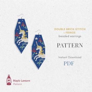 Puede incluir: Dos pendientes de cuentas con fondo azul oscuro, con un diseño de unicornio blanco con detalles dorados. Los pendientes tienen un diseño de flecos y están etiquetados como "DOUBLE BRICK STITCH + FRINGE beaded earrings". El patrón está disponible como descarga instantánea en PDF.