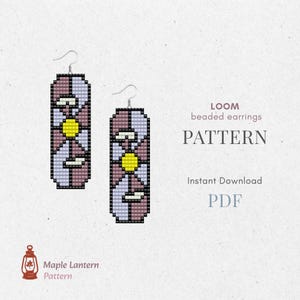 Op de afbeelding: Twee kralen oorbellen met een geometrisch ontwerp in tinten paars, wit en geel. De oorbellen zijn rechthoekig met een zilveren haak. De afbeelding bevat de tekst "LOOM beaded earrings PATTERN" en "Instant Download PDF".