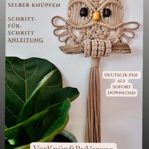 Op de afbeelding: Een beige macramé uil wanddecoratie met een gedetailleerd geweven patroon. De uil heeft grote, ronde ogen en een kleine gele kraal als snavel. De afbeelding bevat Duitse tekst: "MAKRAMEE EULE SELBER KNÜPFEN SCHRITT-FÜR-SCHRITT ANLEITUNG".