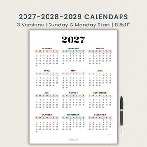 Puede incluir: Un conjunto de calendarios 2027-2029 con 3 versiones con inicio en domingo y lunes, de 8.5x11 pulgadas. El documento muestra una cuadrícula anual con encabezados de mes en colores pastel y un bolígrafo negro colocado a la derecha.