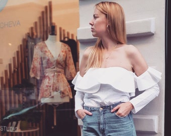 FORA DO OMBRO Top branco. Blusa de algodão branco. Blusa de mangas compridas. Top branco com babados.