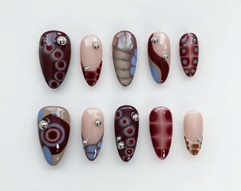 Gothic Braun Y2K Press On Nägel mit 3D Chromnieten | French Nails/Braune Nägel/Holiday Nails | Lange Mandel Gefälschte Nägel | Urlaub Geschenk