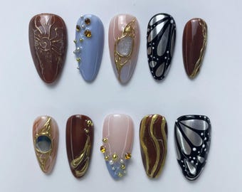 Uñas postizas color ámbar marrón / Arte y joyas cromadas con mariposas y sol / Uñas postizas cortas almendradas azules hechas a mano para otoño / Regalo de cumpleaños otoñal