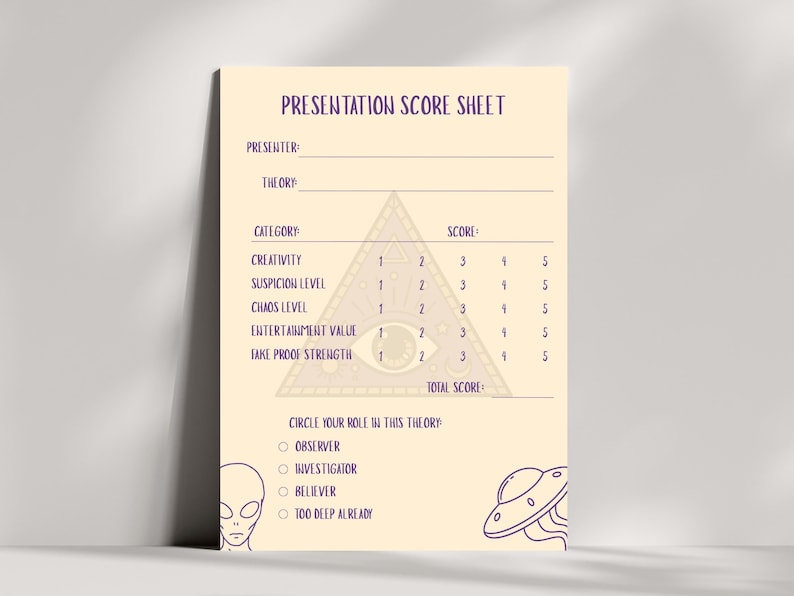 Pu&ograve; includere: Un foglio di valutazione della presentazione beige con testo e illustrazioni viola. Il foglio include sezioni per il presentatore, la teoria e categorie come creativit&agrave; e livello di sospetto. Sono illustrati un alieno e un UFO.