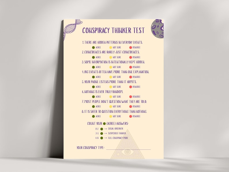Pu&ograve; includere: Un Test del Pensatore di Cospirazioni su carta color crema. Il test include domande su schemi nascosti e controllo delle informazioni. C'&egrave; un'elica di DNA viola e una grafica di biscotti. Il testo dice "Conta le tue risposte (d'accordo)".