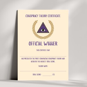 Pu&ograve; includere: Un certificato color crema con testo viola e una corona d'alloro dorata. Il certificato recita "Conspiracy Theory Certificate" e "Official Winner". Presenta una piramide con un simbolo dell'occhio e spazio per il nome della teoria e il punteggio totale.