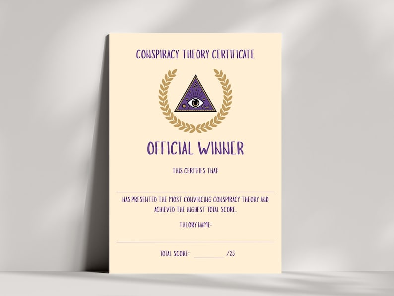 Pu&ograve; includere: Un certificato color crema con testo viola e una corona d'alloro dorata. Il certificato recita "Conspiracy Theory Certificate" e "Official Winner". Presenta una piramide con un simbolo dell'occhio e spazio per il nome della teoria e il punteggio totale.