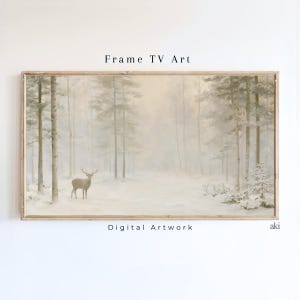Könnte beinhalten: Ein rechteckiges digitales Kunstwerk mit dem Titel Frame TV Art, das eine winterliche Waldszene mit weichem Fokus, hohen, blassen Bäumen und einem einsamen Hirsch im Schnee zeigt. Die Landschaft ist in gedämpften Beige-, Weiß- und Grautönen gehalten und erzeugt eine ruhige, neblige Atmosphäre in der breiten horizontalen Komposition.