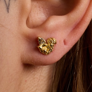 Örhängen i kerub, ängelsmycken i massivt guld, design med liten bevingad cupid, skyddsängelgåva, religiös symbol, nätt vardagsörhängen