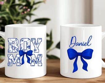 Taza personalizada con lazo azul para mamá con nombre de niño en la manga, regalo para mamá, regalo de Navidad para mamá con nombre de niño.