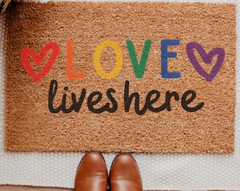 Love Lives Here Doormat, Rainbow Heart Welcome Mat, LGBTQ Pride Door Mat,Colorful Coir Front Door Rug, Housewarming Gift,Inclusive Entry Mat