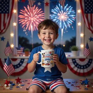 K&ouml;nnte beinhalten: Ein l&auml;chelndes Kind h&auml;lt einen wei&szlig;en Becher mit einem bunten Design mit Mickey Mouse und dem Text "Little American Cutie". Das Kind tr&auml;gt ein blaues T-Shirt und rot-wei&szlig;-blau gestreifte Shorts. Feuerwerk und amerikanische Flaggen schm&uuml;cken den Hintergrund.