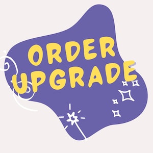 Könnte beinhalten: Ein violetter Blob mit den gelben Worten "ORDER UPGRADE". Das Bild enthält weiße Wirbel, Glitzer und einen sternförmigen Zauberstab, alles vor einem cremefarbenen Hintergrund. Das Design ist einfach und auffällig.