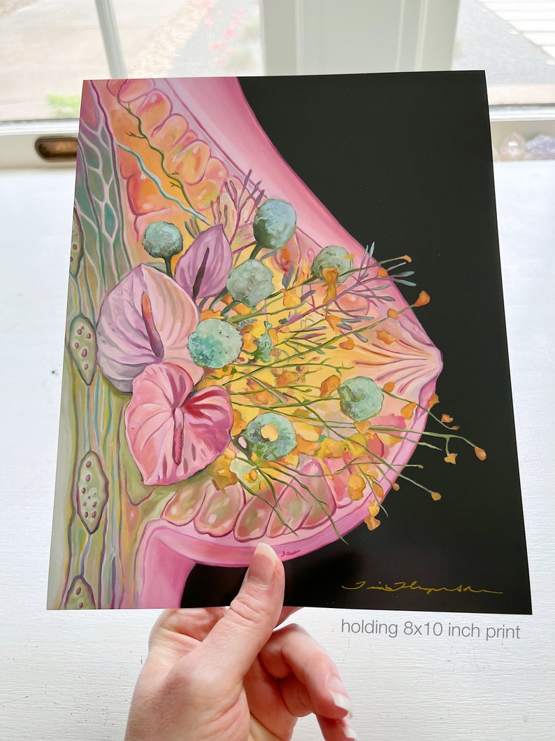 Puede incluir: Una pintura abstracta rosa y amarilla de un pecho con un grupo de flores y hojas en el centro. Las flores son una mezcla de rosa, morado y verde. La pintura est&aacute; firmada "J. Shepherd" en la esquina inferior derecha.