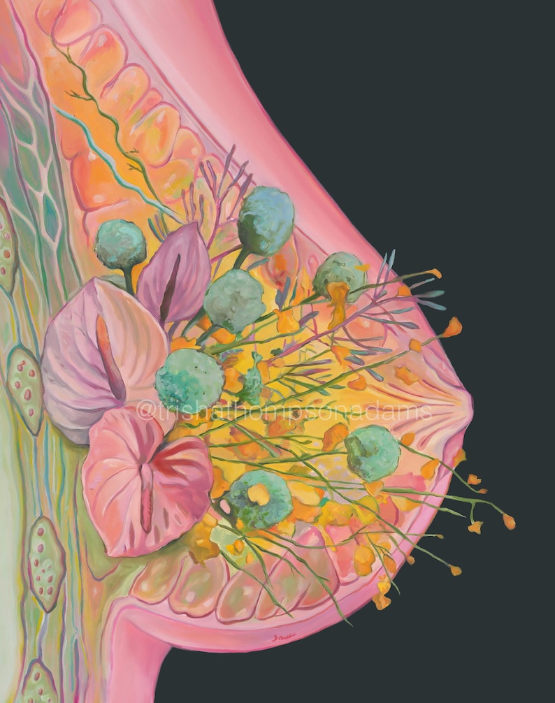 Puede incluir: Primer plano de un pecho rosado con un dise&ntilde;o floral. Las flores son una mezcla de rosa, morado, amarillo y verde. El dise&ntilde;o es intrincado y detallado. La firma del artista es visible en la esquina inferior derecha.