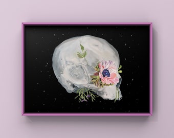 Può includere: Un teschio bianco con un fiore rosa che cresce dalla sua cavità oculare su uno sfondo nero con stelle bianche.