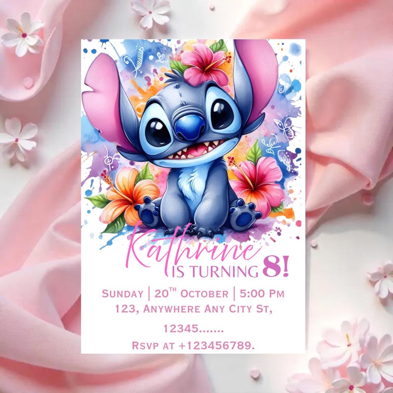 K&ouml;nnte beinhalten: Eine Geburtstagseinladung mit einer Aquarellillustration eines blauen Alien-Charakters mit gro&szlig;en Ohren, umgeben von rosa und orangefarbenen Blumen. Die Einladung enth&auml;lt den Text "Katherine wird 8!" und Veranstaltungsdetails.