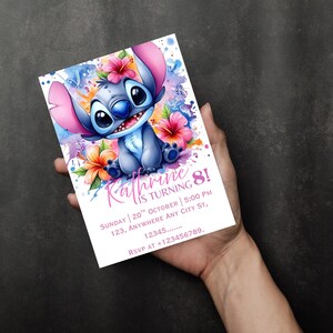 K&ouml;nnte beinhalten: Eine Geburtstagseinladung mit einem l&auml;chelnden blauen Cartoon-Charakter. Die Einladung enth&auml;lt den Text "Kathrine wird 8!" mit Veranstaltungsdetails und RSVP-Informationen, umgeben von bunten floralen Akzenten.