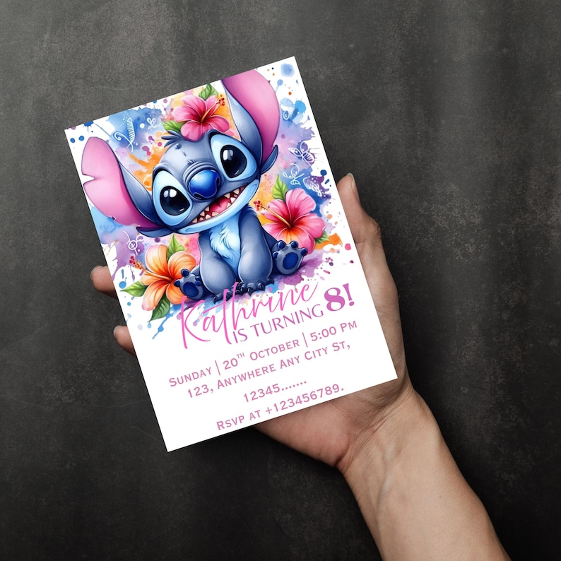 K&ouml;nnte beinhalten: Eine Geburtstagseinladung mit einem l&auml;chelnden blauen Cartoon-Charakter. Die Einladung enth&auml;lt den Text "Kathrine wird 8!" mit Veranstaltungsdetails und RSVP-Informationen, umgeben von bunten floralen Akzenten.