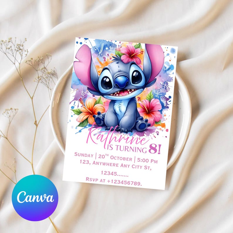 K&ouml;nnte beinhalten: Eine Geburtstagseinladung mit einer Cartoonfigur und Blumen. Die Einladung enth&auml;lt den Namen "Katherine", den Satz "is turning 8!" und Veranstaltungsdetails. Der Hintergrund zeigt Aquarellspritzer in verschiedenen Farben.