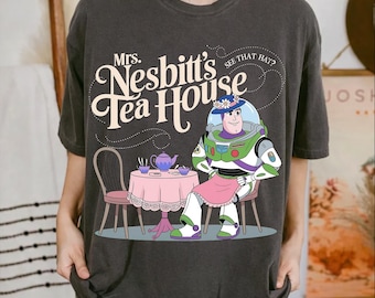 Herbaciarnia Pani Nesbitt PNG, Koszulka Toy Story, Koszulka Herbaciarnia Nesbitt, Koszulka Disneyland, Prezent Toy Story