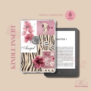 Peut inclure: Une coque Kindle Insert avec un design de collage comprenant des fleurs roses, une illustration de Snoopy avec un arc et une flèche, des dés et le mot "Angel". La coque est à côté d'un lecteur Kindle affichant le texte du "Chapitre 1".