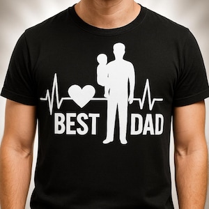 Könnte beinhalten: Schwarzes T-Shirt mit weißer Grafik. Die Grafik zeigt eine Person, die ein Kind hält, eine Herzschlaglinie, ein Herz und die Worte "BEST DAD".