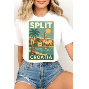 Könnte beinhalten: Weißes T-Shirt mit einem Vintage-Reiseposter-Design für Split, Kroatien. Die Grafik zeigt Palmen, Gebäude, ein Boot und den Text "SPLIT" und "CROATIA" in einem Retro-Stil. Das T-Shirt wird mit Jeansshorts getragen.