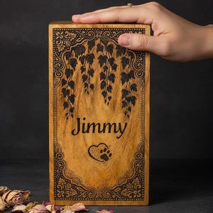 Spersonalizowana urna dla zwierząt z drewna mango z kwiatowym wzorem: grawerowana pamiątka