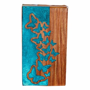 Rosenholz Urne mit eingraviertem Schmetterlings-Blumenmuster