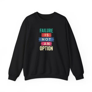 Könnte beinhalten: Schwarzes Sweatshirt mit dem Text "FAILURE IS NOT AN OPTION" in Türkis, Rot, Blau, Pink und Gelb. Der Text ist in einer gestapelten Form angeordnet, wobei jedes Wort auf einer separaten Zeile steht.