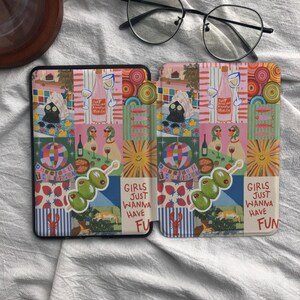 Puede incluir: Una funda rectangular para lector electr&oacute;nico con un collage colorido de ilustraciones que incluye un gato con una toalla, una bola de discoteca, aceitunas en un palillo y el texto "GIRLS JUST WANNA HAVE FUN" impreso en letras rojas sobre fondo blanco.
