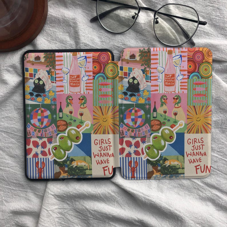 Puede incluir: Una funda rectangular para lector electr&oacute;nico con un collage colorido de ilustraciones que incluye un gato con una toalla, una bola de discoteca, aceitunas en un palillo y el texto "GIRLS JUST WANNA HAVE FUN" impreso en letras rojas sobre fondo blanco.