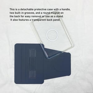 Puede incluir: Una funda protectora desmontable de color azul marino con un asa y dos ranuras integradas, junto a un panel trasero transparente con un im&aacute;n redondo central. El texto dice: This is a detachable protective case with a handle, two built-in grooves, and a round magnet on the back for easy removal or use as a stand. It also features a transparent back panel.