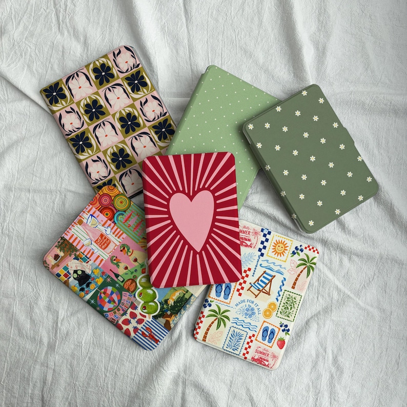 Puede incluir: Cinco fundas rectangulares para lector electr&oacute;nico con varios dise&ntilde;os: una cuadr&iacute;cula de flores y caras azul oscuro, una verde claro con puntos blancos, una verde salvia con flores blancas, una con un coraz&oacute;n rojo y rayos, y una con sellos de verano.
