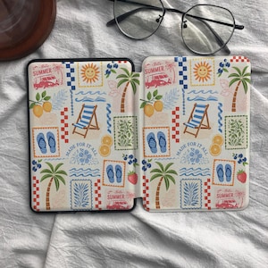 Puede incluir: Una funda protectora para lector electr&oacute;nico con un patr&oacute;n veraniego de palmeras, sillas de playa, chanclas, limones, fresas y furgonetas. El dise&ntilde;o incluye los textos "Hello Summer" y "Made for it all" en azul y rojo.