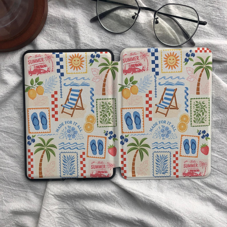 Puede incluir: Una funda protectora para lector electr&oacute;nico con un patr&oacute;n veraniego de palmeras, sillas de playa, chanclas, limones, fresas y furgonetas. El dise&ntilde;o incluye los textos "Hello Summer" y "Made for it all" en azul y rojo.