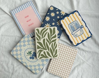 Custodia magnetica per Kindle e Kobo con retro trasparente rimovibile, custodia Kindle con motivo floreale estetico, copertina con motivo a scacchi, retro magnetico resistente, regalo ideale per gli appassionati di lettura.