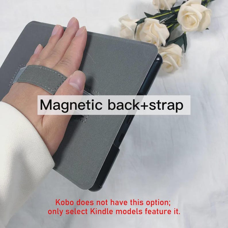 Pode incluir: Capa cinza para tablet com parte traseira magn&eacute;tica e al&ccedil;a. O texto "Magnetic back+strap" &eacute; vis&iacute;vel. O texto "Kobo does not have this option; only select Kindle models feature it" tamb&eacute;m &eacute; vis&iacute;vel.