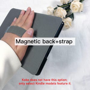 Puede incluir: Una funda gris para tableta con parte trasera magn&eacute;tica y correa de mano. El texto en la imagen dice: Magnetic back+strap. Un texto adicional indica: Kobo does not have this option; only select Kindle models feature it.