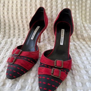 Puede incluir: Una taza de cer&aacute;mica blanca con asa negra y el texto "But first, coffee" en estilo manuscrito. La taza est&aacute; sobre una superficie blanca. Para bebidas calientes.