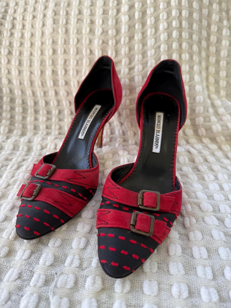 Puede incluir: Una taza de cer&aacute;mica blanca con asa negra y el texto "But first, coffee" en estilo manuscrito. La taza est&aacute; sobre una superficie blanca. Para bebidas calientes.