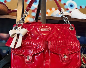 Bolso de mano acolchado de charol rojo Poppy de Coach